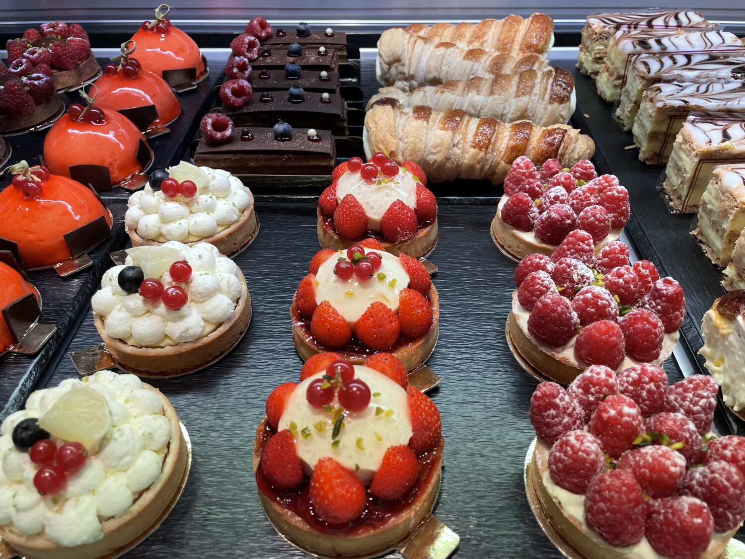 Vitrine de pâtisserie — Confiserie Roelli
