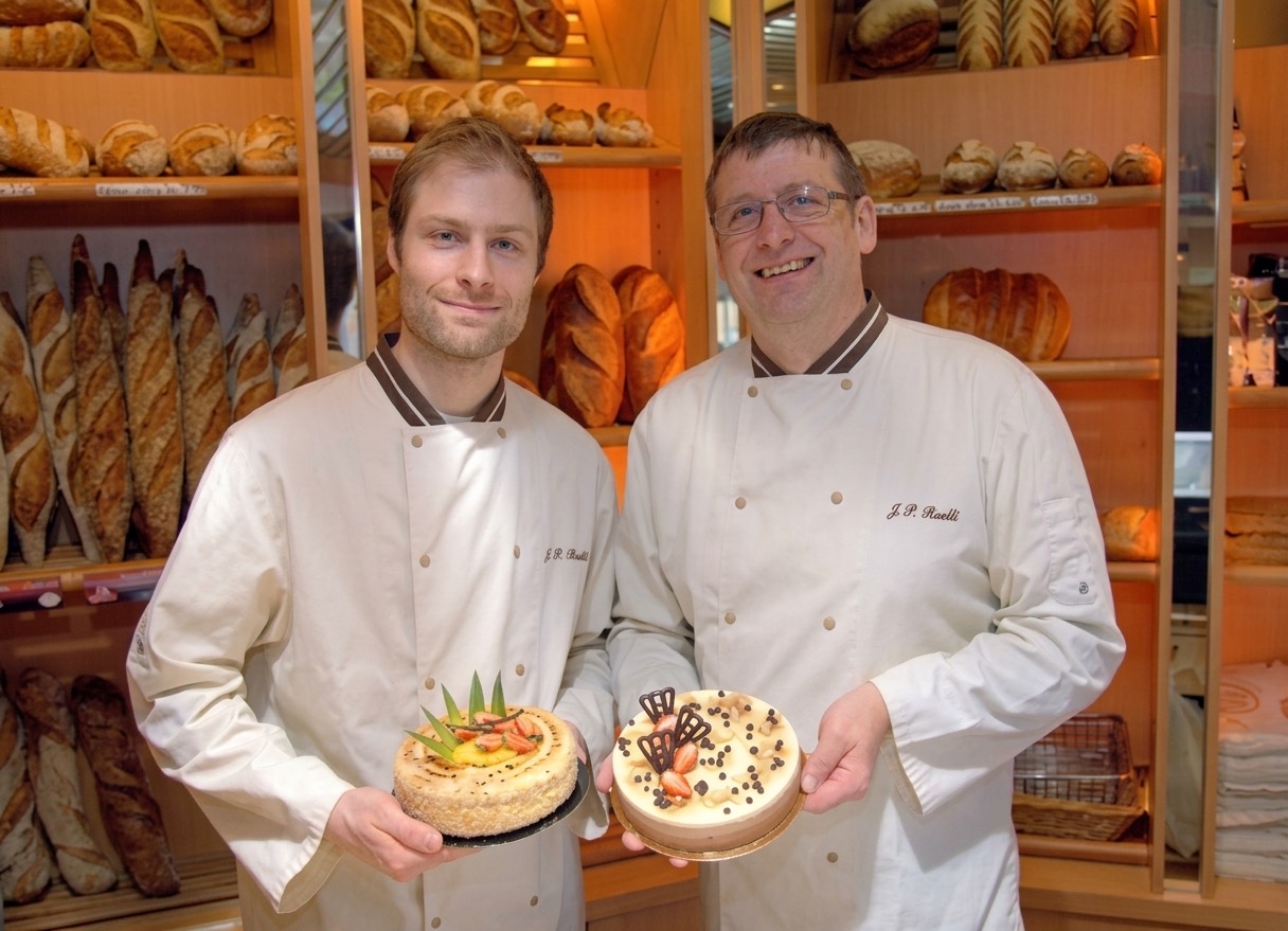 Jean-Pierre Roelli et son fils dans le magasin de Porrentruy