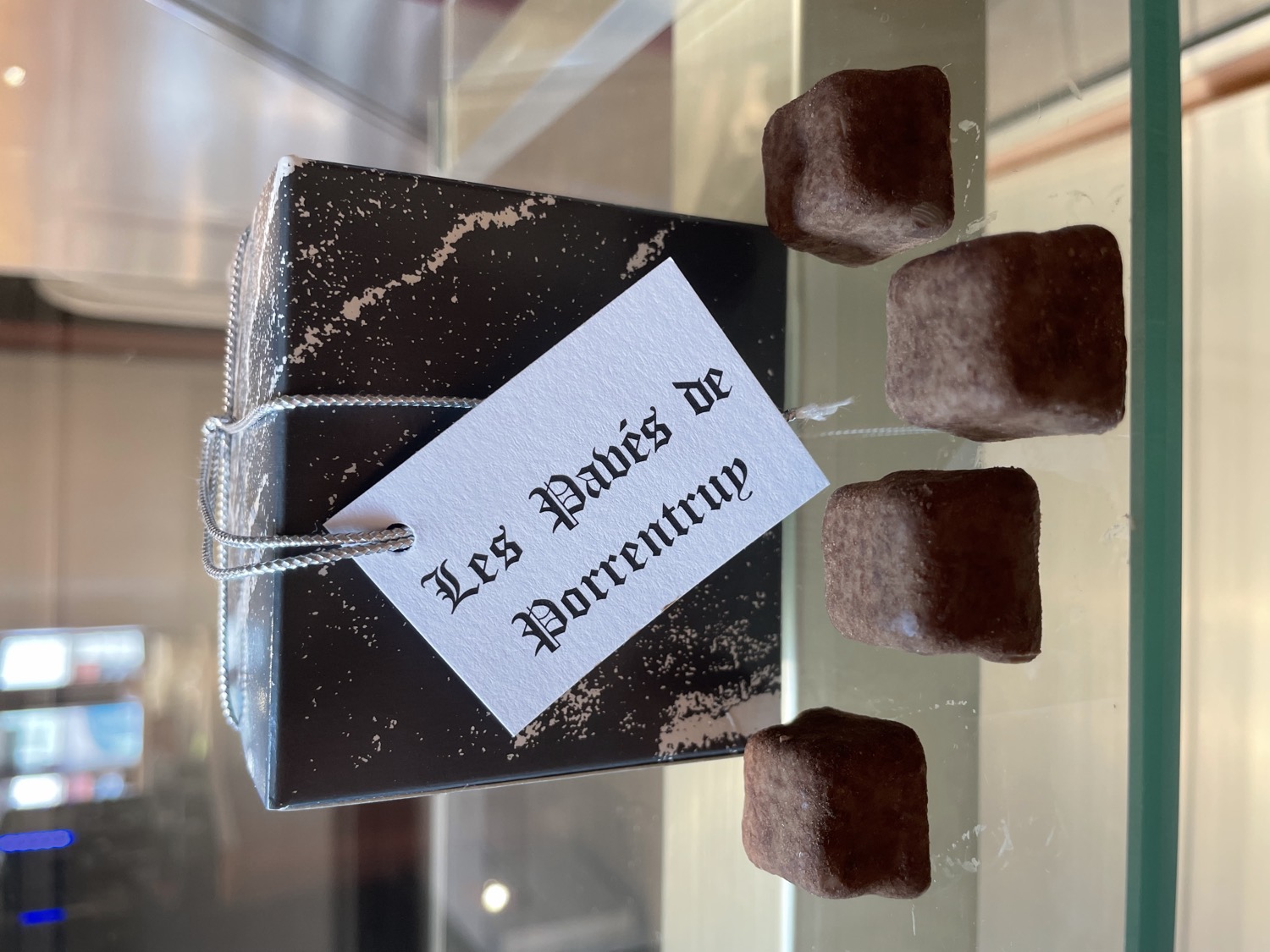 Les Pavés de Porrentruy dans leur boîte — Confiserie Roelli