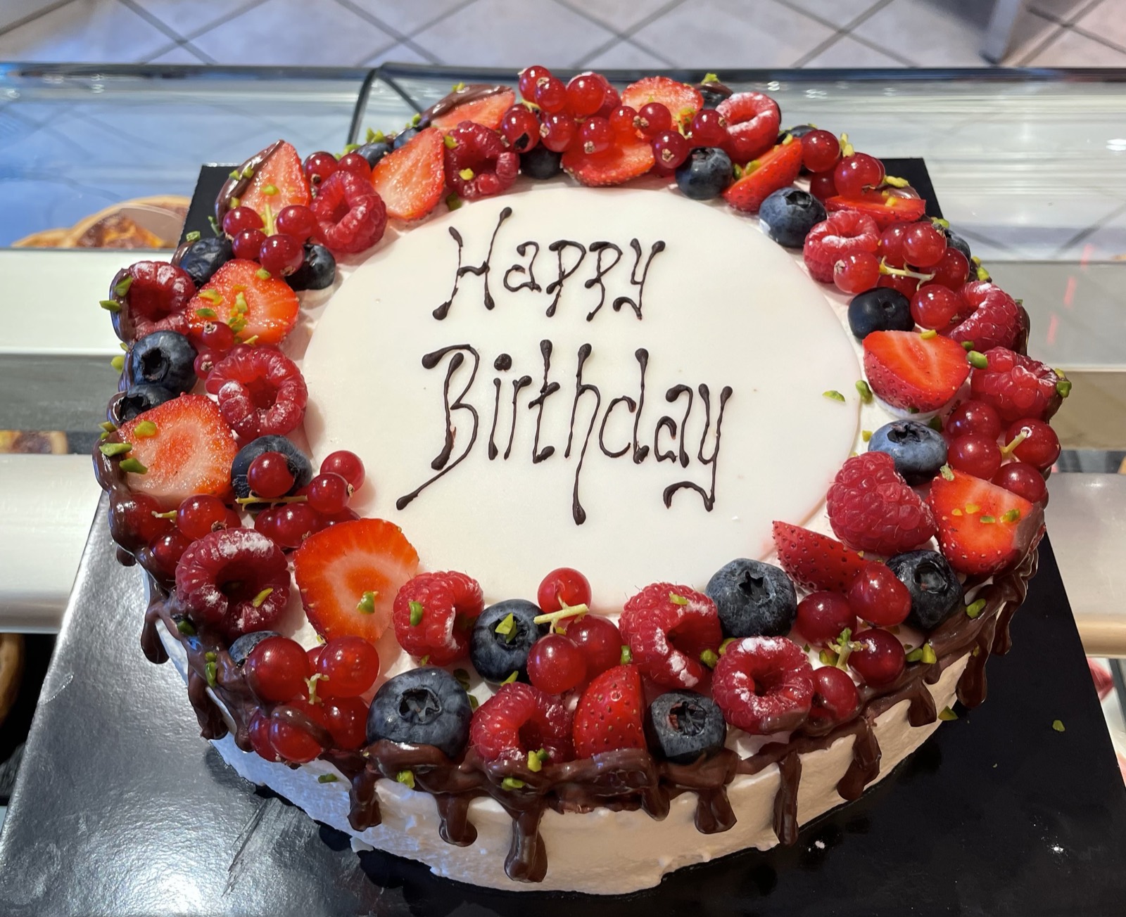 Gâteau d'anniversaire aux fruits frais — Confiserie Roelli
